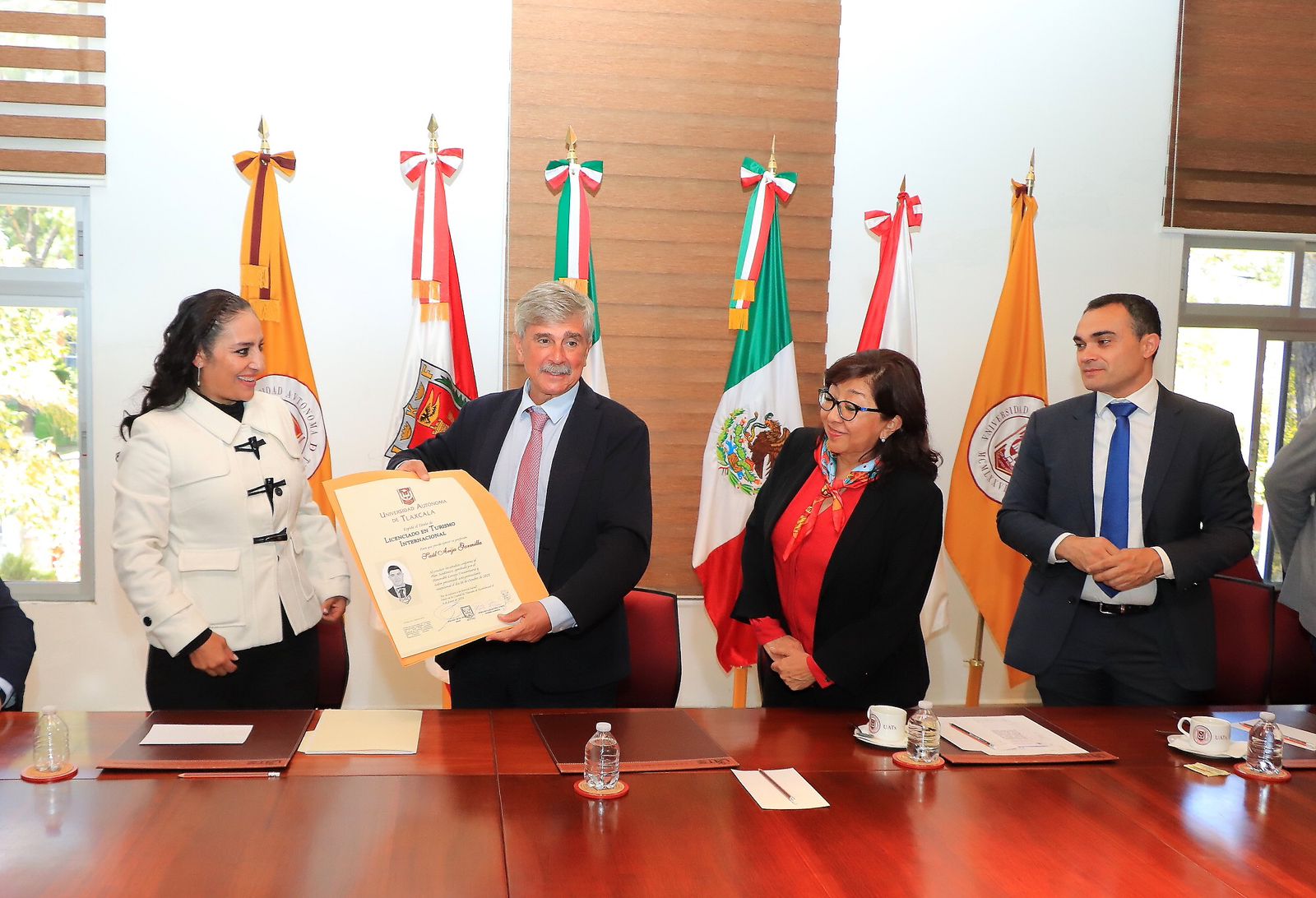 Recibió UATx a delegación de la Universidad de León, España